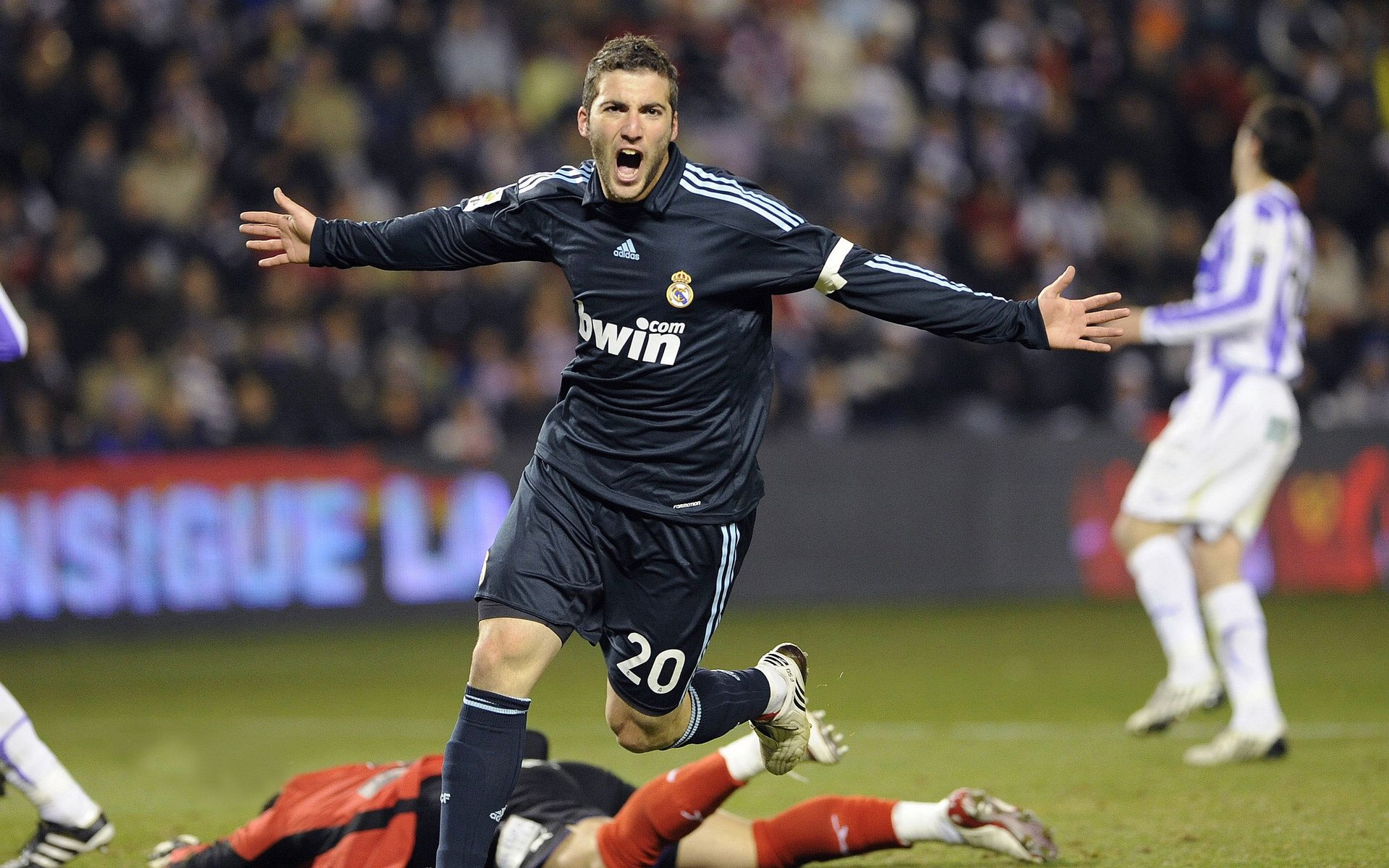 尤文防守稳健，意甲榜首之争进入白热化，尤文称霸意甲